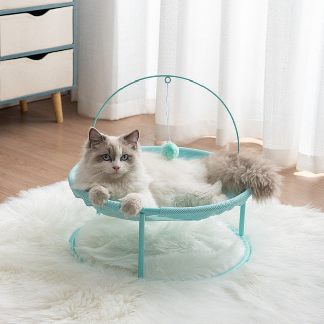Pelíšek pro kočky s hračkou